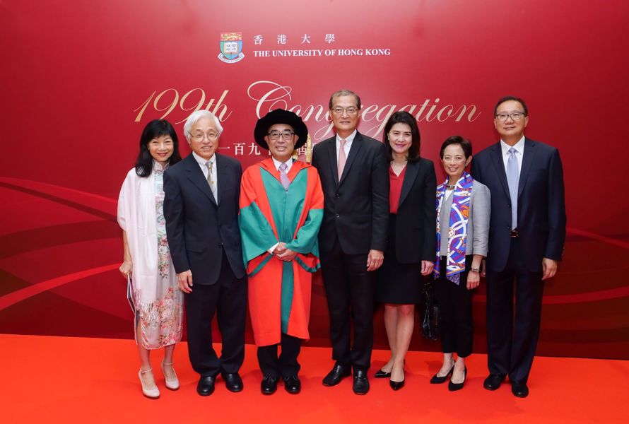 (左起)香港大學署任校長譚廣亨教授伉儷、蒙德揚博士、香港大學深圳醫院院長盧寵茂教授伉儷及蒙倩兒小姐於典禮後合照。